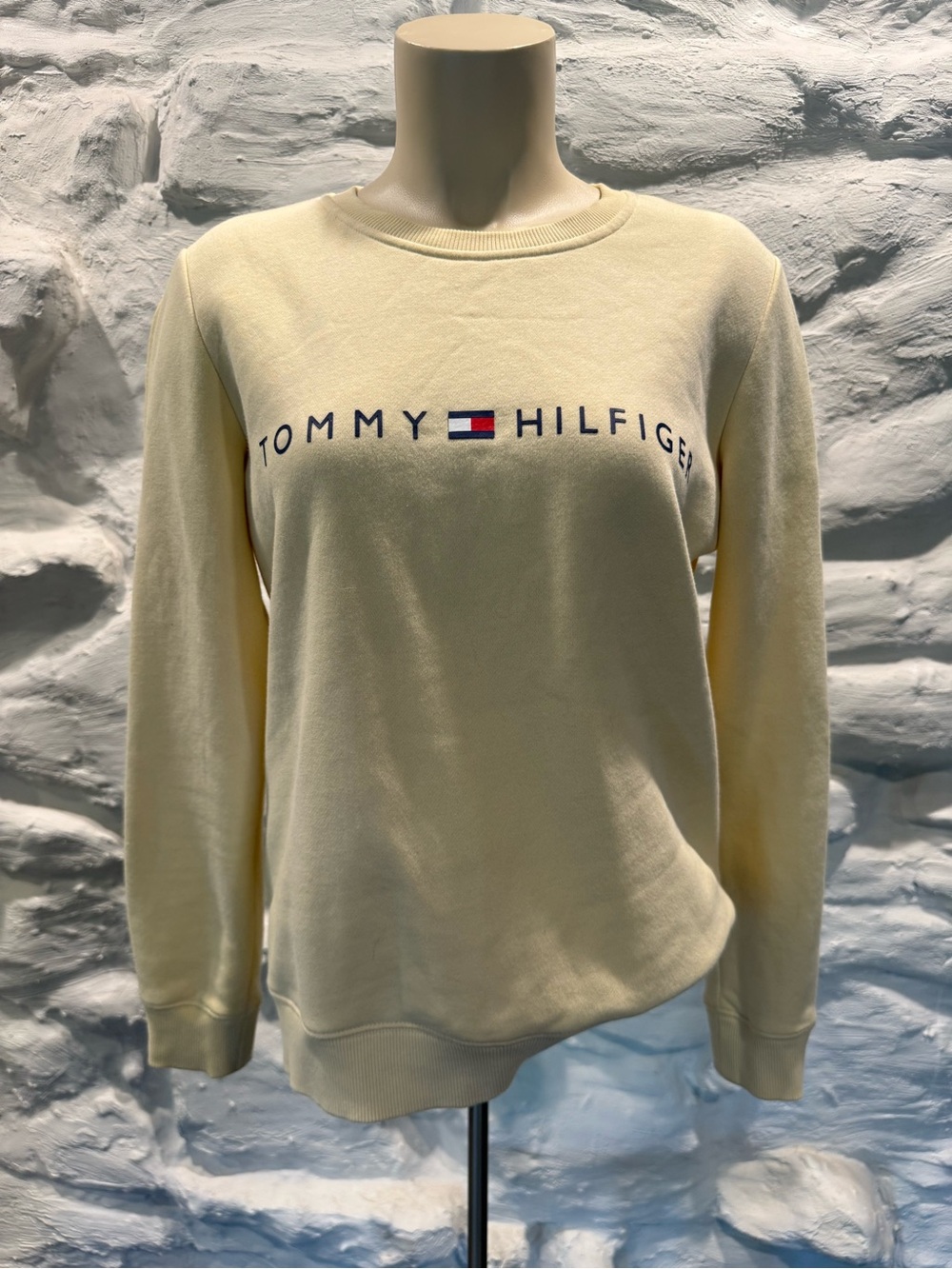 Tommy Hilfiger Women’s Soft Butter Yellow Crewneck Sweatshirt Size Small